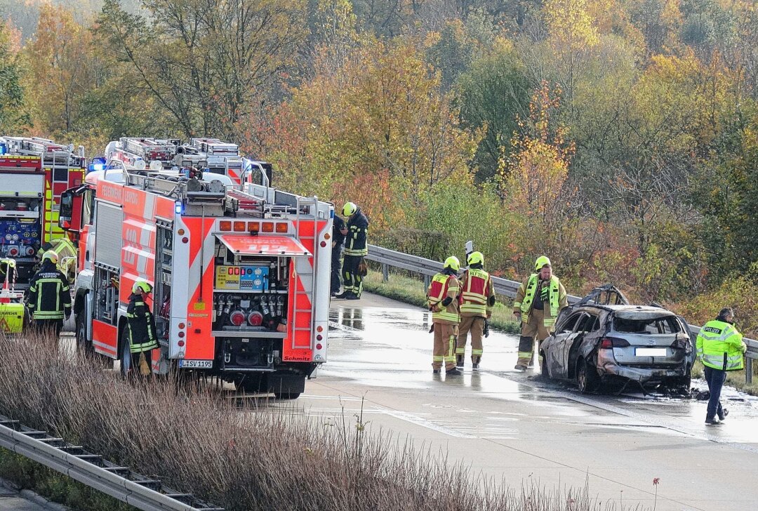 PKW brennt vollständig auf Autobahn aus: Feuerwehr im Einsatz - Am Sonntagvormittag wurden die Feuerwehren Leipzig und Markranstädt auf die A38 zwischen der Anschlussstelle Markranstädt und Leipzig Neue Harth gerufen. Foto: xcitepress