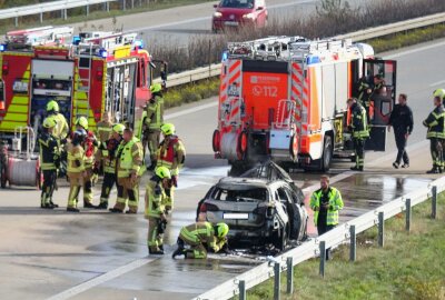 PKW brennt vollständig auf Autobahn aus: Feuerwehr im Einsatz - Vor Ort brannte ein PKW vollständig aus. Foto: xcitepress