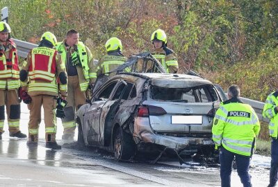 PKW brennt vollständig auf Autobahn aus: Feuerwehr im Einsatz - Die Autobahn war zum Zeitpunkt der Löschmaßnahmen voll gesperrt. Foto: xcitepress