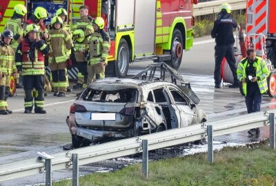 PKW brennt vollständig auf Autobahn aus: Feuerwehr im Einsatz - Die Autobahn war zum Zeitpunkt der Löschmaßnahmen voll gesperrt. Foto: xcitepress