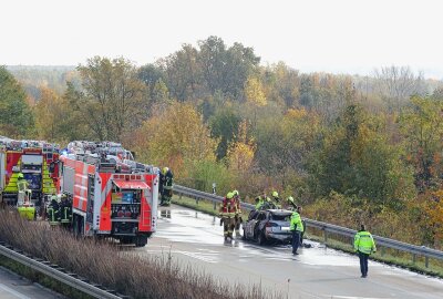 PKW brennt vollständig auf Autobahn aus: Feuerwehr im Einsatz - Die Brandursache ist derzeit noch unklar.  Foto: xcitepress