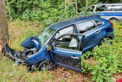 PKW crasht gegen Baum: Schwerer Unfall auf B180 bei Einsiedel - Nach Crash mit Baum ist das Auto ein Totalschaden. Foto: Harry Härtel