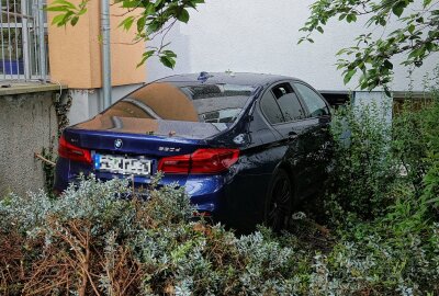 PKW fährt durch Kellerfenster einer Grundschule: Unter den Verletzten ist ein Baby - Am 28.05.2024 kam es gegen 15.20 Uhr an der Josephinenstraße zu einem Verkehrsunfall. Foto: Roland Halkasch