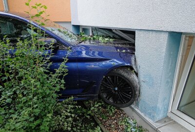 PKW fährt durch Kellerfenster einer Grundschule: Unter den Verletzten ist ein Baby - Am 28.05.2024 kam es gegen 15.20 Uhr an der Josephinenstraße zu einem Verkehrsunfall. Foto: Roland Halkasch