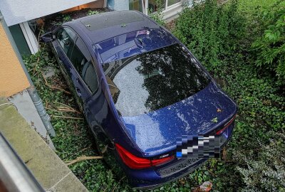 PKW fährt durch Kellerfenster einer Grundschule: Unter den Verletzten ist ein Baby - Vor der Grundschule war ein PKW BMW aus ungeklärter Ursache gegen das Schulgebäude gefahren. Foto: Roland Halkasch