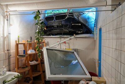 PKW fährt durch Kellerfenster einer Grundschule: Unter den Verletzten ist ein Baby - Vor der Grundschule war ein PKW BMW aus ungeklärter Ursache gegen das Schulgebäude gefahren. Foto: Roland Halkasch