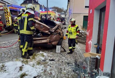 PKW gegen Hauswand in Beierfeld: Feuerwehr befreit Fahrer aus Fahrzeug - Gegen 15.15 Uhr kam es in Grünhain-Beierfeld zu einem Verkehrsunfall.