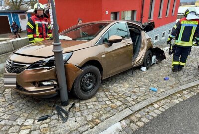 PKW gegen Hauswand in Beierfeld: Feuerwehr befreit Fahrer aus Fahrzeug - Der Fahrer prallte gegen eine Hauswand.