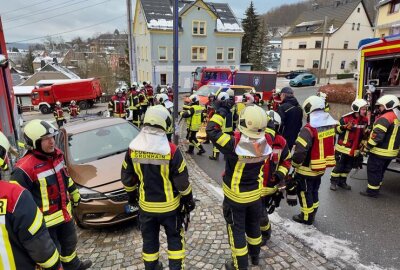 PKW gegen Hauswand in Beierfeld: Feuerwehr befreit Fahrer aus Fahrzeug - Die Feuerwehren aus Beierfeld, Grünhain und Waschleithe waren im Einsatz.