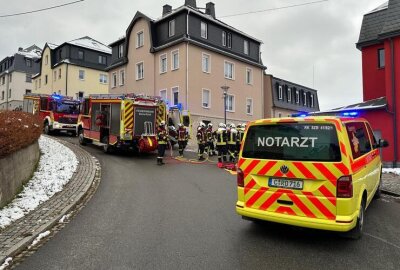 PKW gegen Hauswand in Beierfeld: Feuerwehr befreit Fahrer aus Fahrzeug - Der Notarzt und Rettungsdienst war ebenfalls im Einsatz.