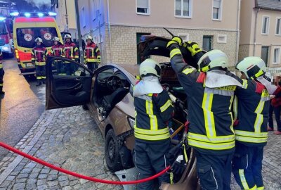 PKW gegen Hauswand in Beierfeld: Feuerwehr befreit Fahrer aus Fahrzeug - Die Waschleither Straße ist aktuell (Stand: 16.30 Uhr) voll gesperrt.