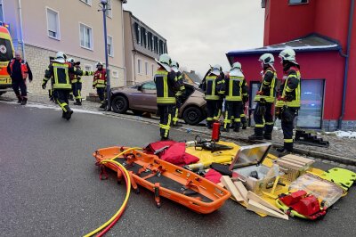 Der Fahrer prallte gegen eine Hauswand.