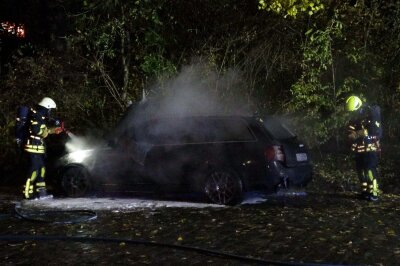 PKW in Brand: Polizei ermittelt wegen möglicher Brandstiftung -  Vor Ort brannte ein Audi A6 im Bereich des Motors und der Armaturen.