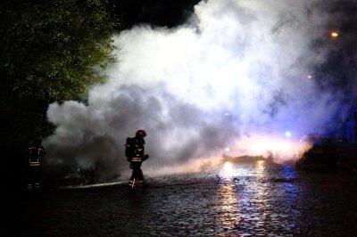 PKW in Brand: Polizei ermittelt wegen möglicher Brandstiftung - Am Sonntag gegen 18.15 wurde die Feuerwehr in Leipzig auf die Schladitzer Straße zu einen Fahrzeugbrand alarmiert.