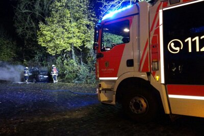 PKW in Brand: Polizei ermittelt wegen möglicher Brandstiftung -  Vor Ort brannte ein Audi A6 im Bereich des Motors und der Armaturen.