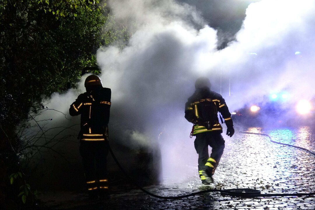 PKW in Brand: Polizei ermittelt wegen möglicher Brandstiftung - Am Sonntag gegen 18.15 wurde die Feuerwehr in Leipzig auf die Schladitzer Straße zu einen Fahrzeugbrand alarmiert.