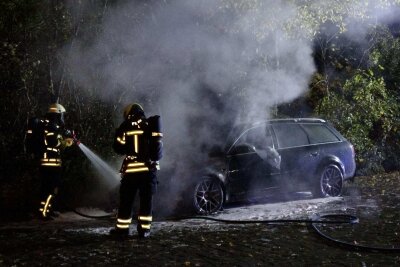 PKW in Brand: Polizei ermittelt wegen möglicher Brandstiftung -  Vor Ort brannte ein Audi A6 im Bereich des Motors und der Armaturen.