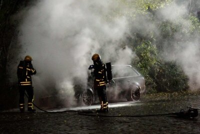 PKW in Brand: Polizei ermittelt wegen möglicher Brandstiftung - Die Feuerwehr konnte zügig den Brand löschen und die Polizei hat die Ermittlungen aufgenommen.