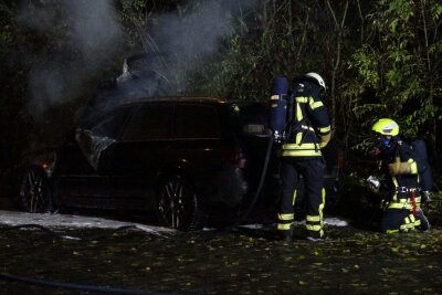 PKW in Brand: Polizei ermittelt wegen möglicher Brandstiftung - Auffällig war das es an dem Fahrzeug Einbruchsspuren gab, so die Polizei vor Ort. 