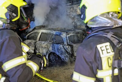 PKW in Vollbrand in Chemnitz: Flammen greifen auf Garage über - Am Samstagabend wurden Einsatzkräfte gegen 21.05 Uhr zu einem PKW-Brand in Harthau im Försterwinkel gerufen. Foto: ChemPic