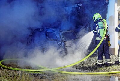 PKW in Vollbrand in Chemnitz: Flammen greifen auf Garage über - Am Samstagabend wurden Einsatzkräfte gegen 21.05 Uhr zu einem PKW-Brand in Harthau im Försterwinkel gerufen. Foto: ChemPic