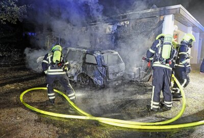 PKW in Vollbrand in Chemnitz: Flammen greifen auf Garage über - Am Samstagabend wurden Einsatzkräfte gegen 21.05 Uhr zu einem PKW-Brand in Harthau im Försterwinkel gerufen. Foto: ChemPic