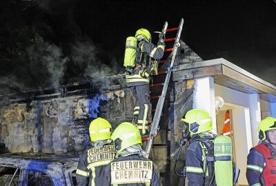 PKW in Vollbrand in Chemnitz: Flammen greifen auf Garage über - Am Samstagabend wurden Einsatzkräfte gegen 21.05 Uhr zu einem PKW-Brand in Harthau im Försterwinkel gerufen. Foto: ChemPic