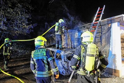 PKW in Vollbrand in Chemnitz: Flammen greifen auf Garage über - Am Samstagabend wurden Einsatzkräfte gegen 21.05 Uhr zu einem PKW-Brand in Harthau im Försterwinkel gerufen. Foto: ChemPic