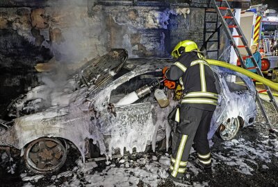 PKW in Vollbrand in Chemnitz: Flammen greifen auf Garage über - Am Samstagabend wurden Einsatzkräfte gegen 21.05 Uhr zu einem PKW-Brand in Harthau im Försterwinkel gerufen. Foto: ChemPic