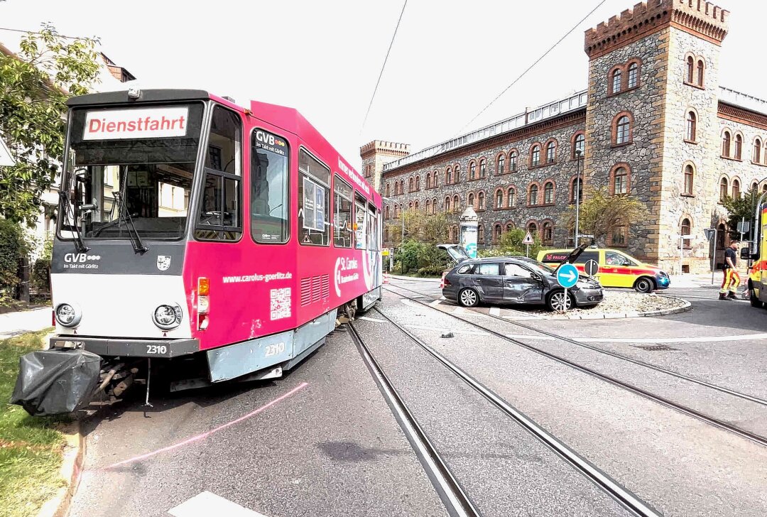 PKW kollidert mit Straßenbahn in Görlitz: Tram entgleist - PKW kollidert mit Tram in Görlitz. Foto: xcitepress