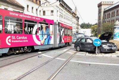 PKW kollidert mit Straßenbahn in Görlitz: Tram entgleist - PKW kollidert mit Tram in Görlitz. Foto: xcitepress