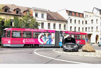 PKW kollidert mit Straßenbahn in Görlitz: Tram entgleist - PKW kollidert mit Tram in Görlitz. Foto: xcitepress