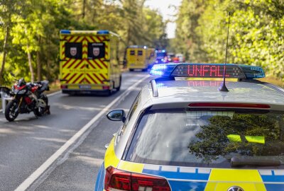 PKW kollidiert mit Motorrad: Mehrere Verletzte bei Unfall auf der B101 - Auf der B101 kam es gestern zu einem Verkehrsunfall. Foto: Marcel Schlenkrich