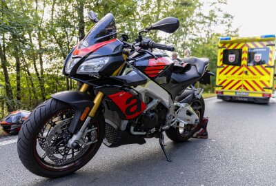 PKW kollidiert mit Motorrad: Mehrere Verletzte bei Unfall auf der B101 - Auf der B101 kam es zu einer Kollision mit einer Aprilia. Foto: Marcel Schlenkrich