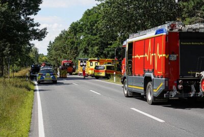 PKW kracht auf Bundesstraße gegen Baum: Kind und Frau schwer verletzt - Am Donnerstagmittag kam es aus bisher noch unbekannter Ursache zu einem Frontralaufprall zwischen eibnem PKW und einem Baum. Beide Insassen wurden schwer verletzt in ein Krankenhaus gebracht. ( Foto: LausitzNews)