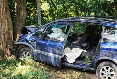 PKW kracht auf Bundesstraße gegen Baum: Kind und Frau schwer verletzt - Am Donnerstagmittag kam es aus bisher noch unbekannter Ursache zu einem Frontralaufprall zwischen eibnem PKW und einem Baum. Beide Insassen wurden schwer verletzt in ein Krankenhaus gebracht. ( Foto: LausitzNews)