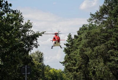 PKW kracht auf Bundesstraße gegen Baum: Kind und Frau schwer verletzt - Am Donnerstagmittag kam es aus bisher noch unbekannter Ursache zu einem Frontralaufprall zwischen eibnem PKW und einem Baum. Beide Insassen wurden schwer verletzt in ein Krankenhaus gebracht. ( Foto: LausitzNews)