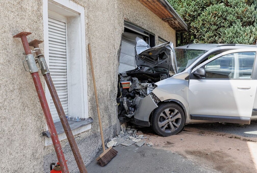 PKW Kracht Frontal In Garage Bei Bärenstein