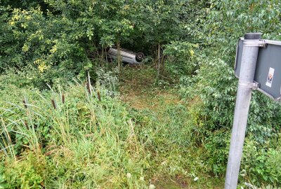 PKW landet auf A14 im Straßengraben -  Vor Ort war ein PKW von der Fahrbahn abgekommen und in dem annaehernden Strassengraben gelandet. Foto: xcitepress