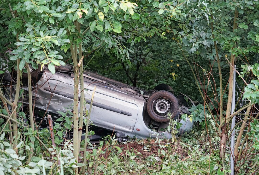 PKW landet auf A14 im Straßengraben -  Vor Ort war ein PKW von der Fahrbahn abgekommen und in dem annähernden Strassengraben gelandet. Foto: xcitepress