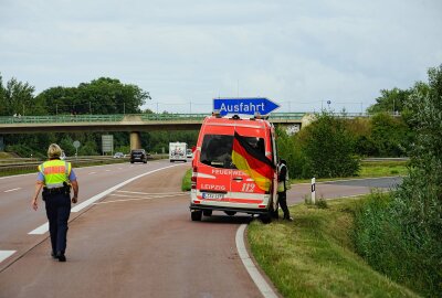 PKW landet auf A14 im Straßengraben - Vor Ort war ein PKW von der Fahrbahn abgekommen und in dem annähernden Stra?engraben gelandet. Foto: xcitepress