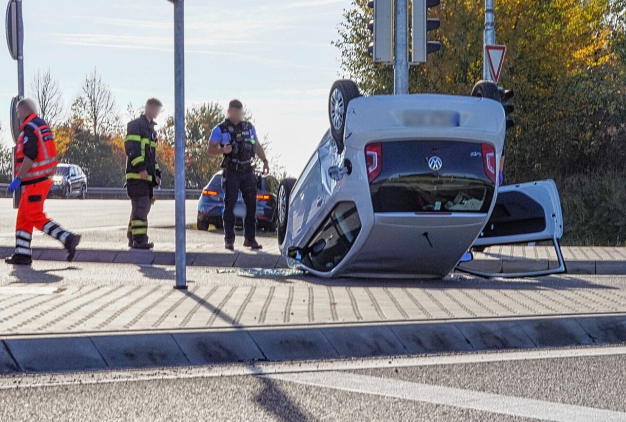 PKW Landet Auf Dach: Zwei Verletzte Nach Unfall Auf B169