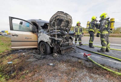 PKW steht in Flammen: Brand auf der A4 bei Glauchau - Ein PKW brennt auf der A4 bei Glauchau. Foto: Andreas Kretschel