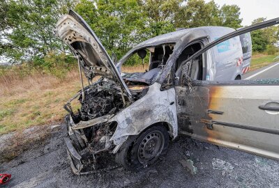 PKW steht in Flammen: Brand auf der A4 bei Glauchau - Ein PKW brennt auf der A4 bei Glauchau. Foto: Andreas Kretschel