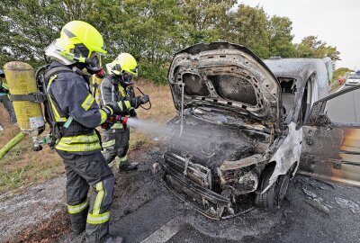 PKW steht in Flammen: Brand auf der A4 bei Glauchau - Ein PKW brennt auf der A4 bei Glauchau. Foto: Andreas Kretschel