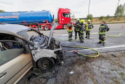 PKW steht in Flammen: Brand auf der A4 bei Glauchau - Ein PKW brennt auf der A4 bei Glauchau. Foto: Andreas Kretschel