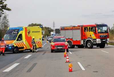 PKW steht in Flammen: Brand auf der A4 bei Glauchau - Die Straße muss 45 Minuten gesperrt werden. Foto: Andreas Kretschel