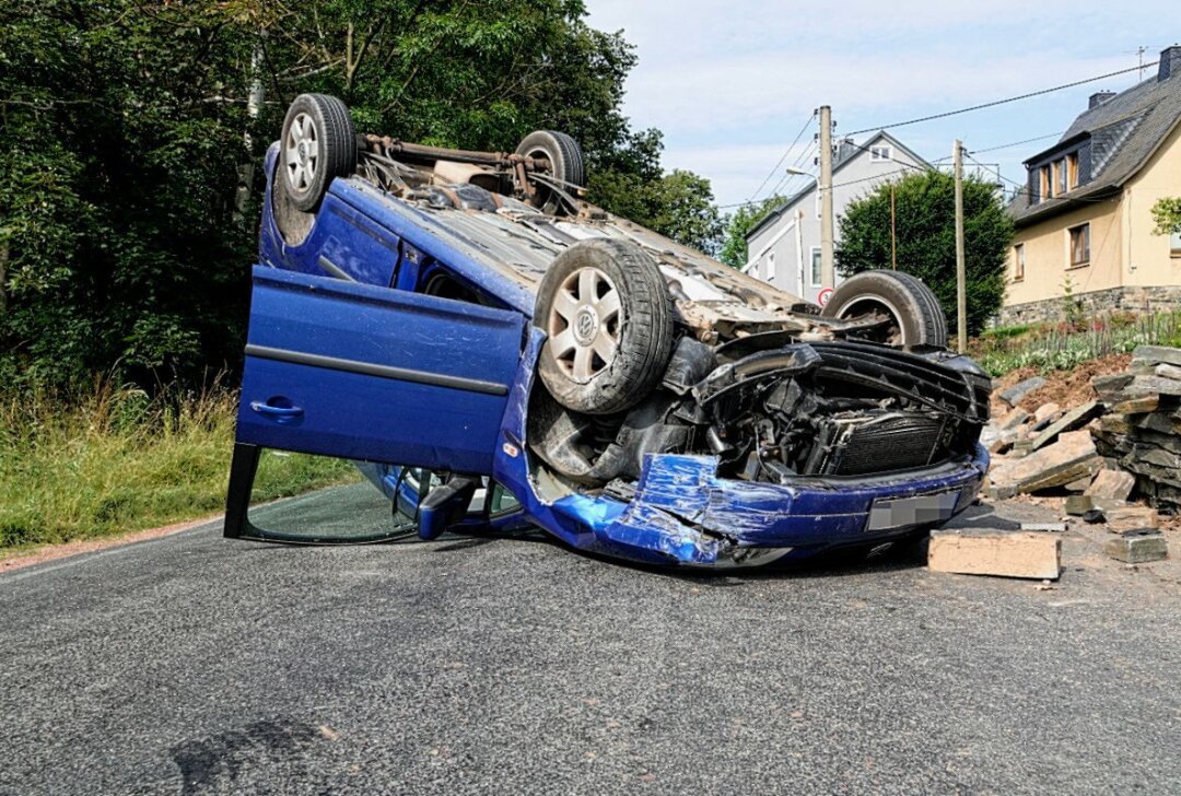 PKW überschlägt sich nach Kollision: Mehrere Personen verletzt - Am Mittwochnachmittag kam es in Chemnitz zu einem Unfall, bei dem ein Auto überschlug. Foto: Jan Härtel/ ChemPic