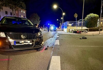 PKW übersieht Motorrad in Aue: Eine Person schwer verletzt - Ein Motorradfahrer wird bei einer Kollision in Aue schwer verletzt. Foto: Daniel Unger