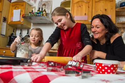 Plätzchen backen mit Kindern: Die besten Tipps und Rezepte - Wunderschöne Augenblicke: Mit Weihnachtsmusik geht das Plätzchen backen noch viel besser von der Hand.